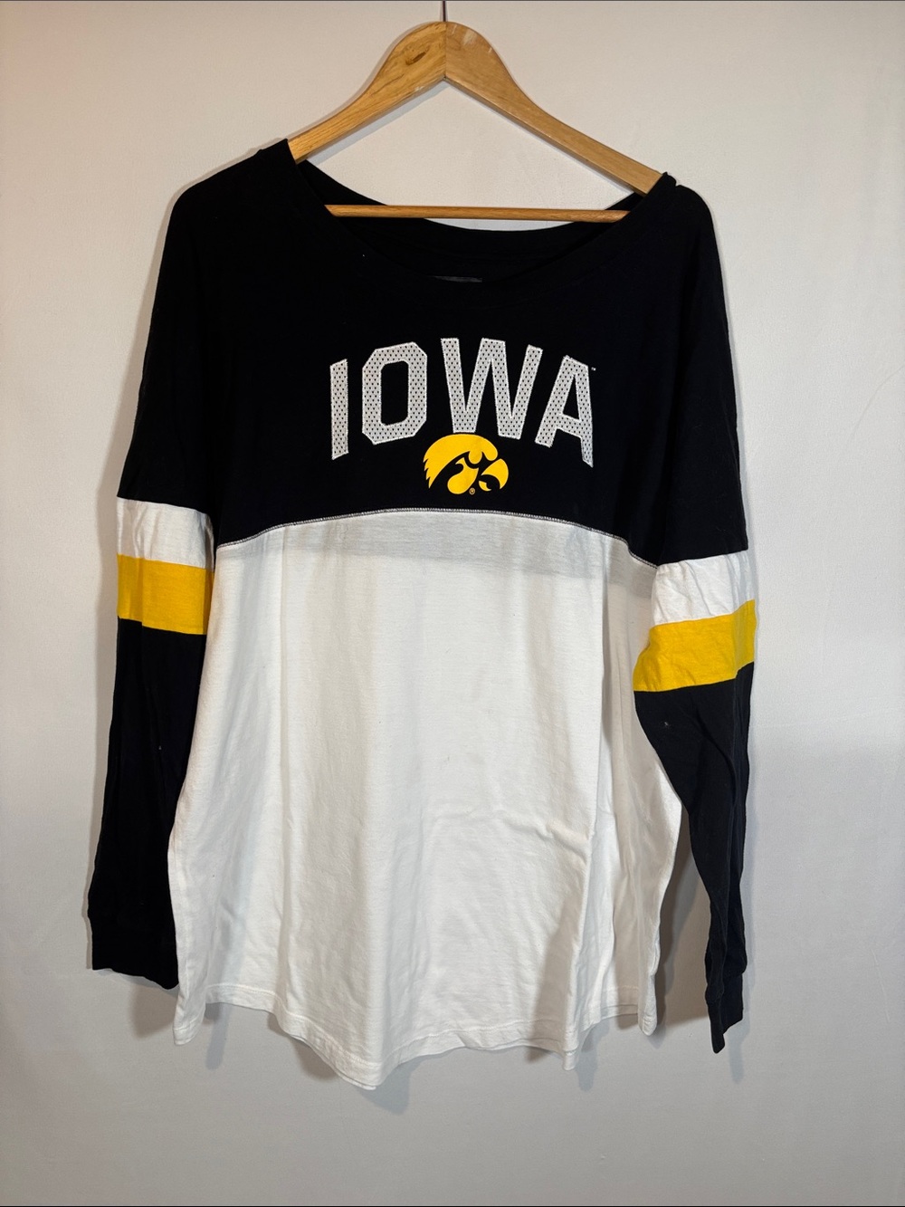 5th & Ocean Iowa hawks Hawkeyes Colorblock Long Sleeve Tee